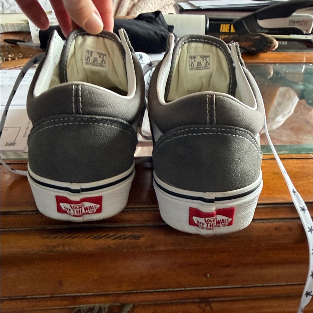 Women’s 9 Vans Old Skool Skate Shoe in Grey and White - Picture 8 of 8